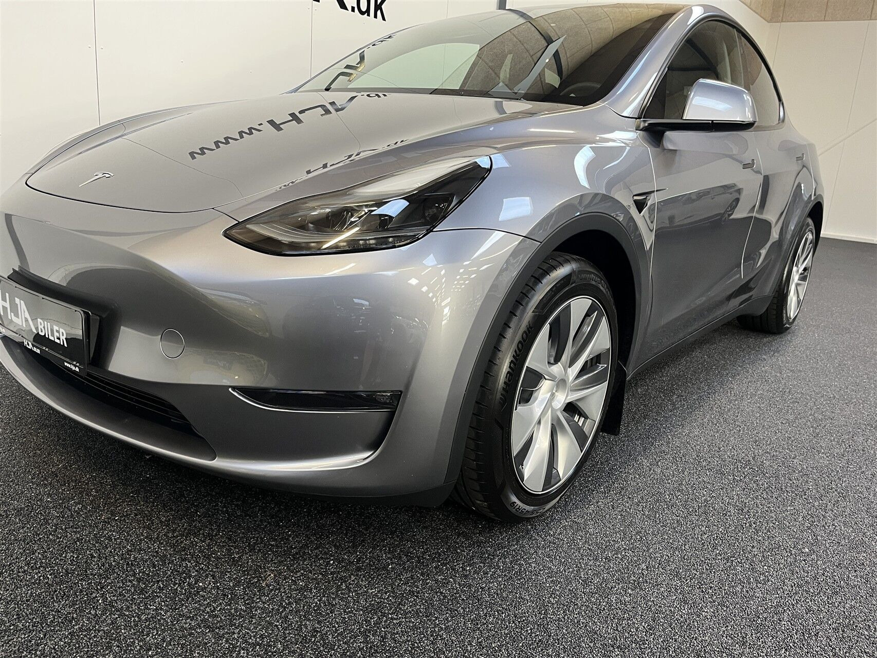Grå Tesla Model Y fra 2023