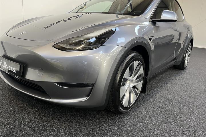 Grå Tesla Model Y fra 2023