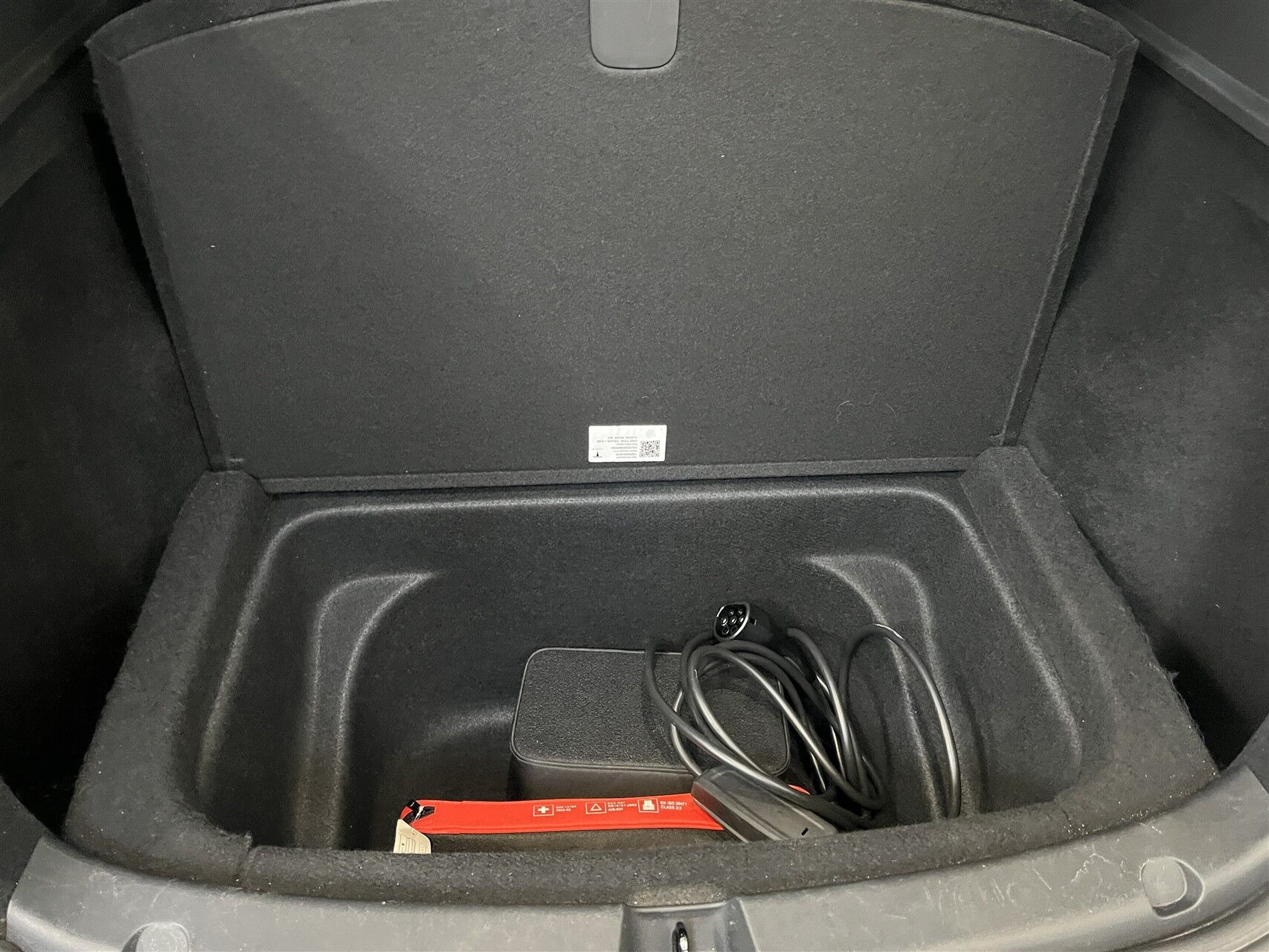 Grå Tesla Model Y fra 2023
