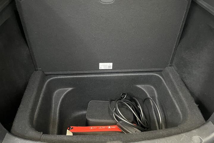 Grå Tesla Model Y fra 2023