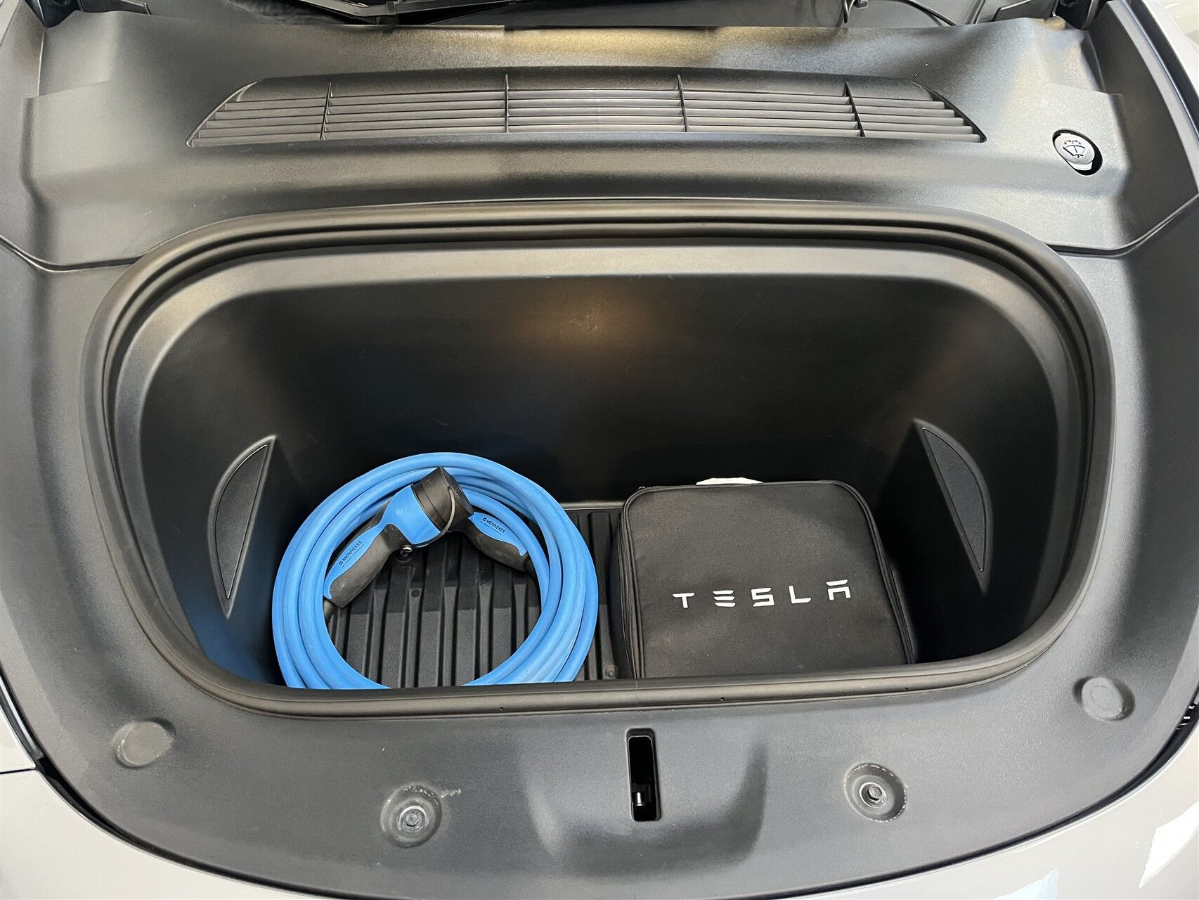 Grå Tesla Model Y fra 2023