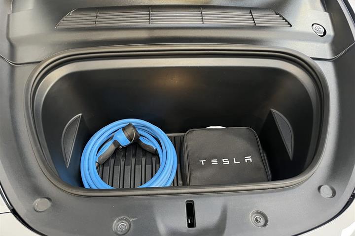 Grå Tesla Model Y fra 2023