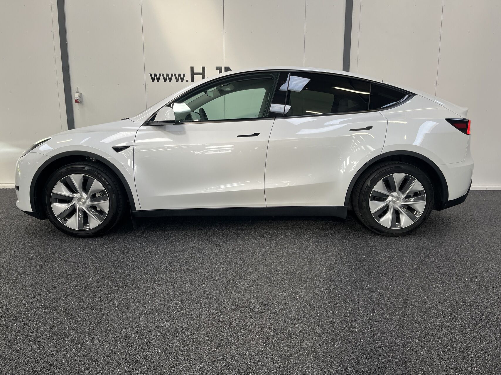 Hvid Tesla Model Y fra 2023