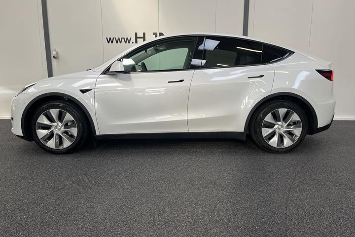 Hvid Tesla Model Y fra 2023