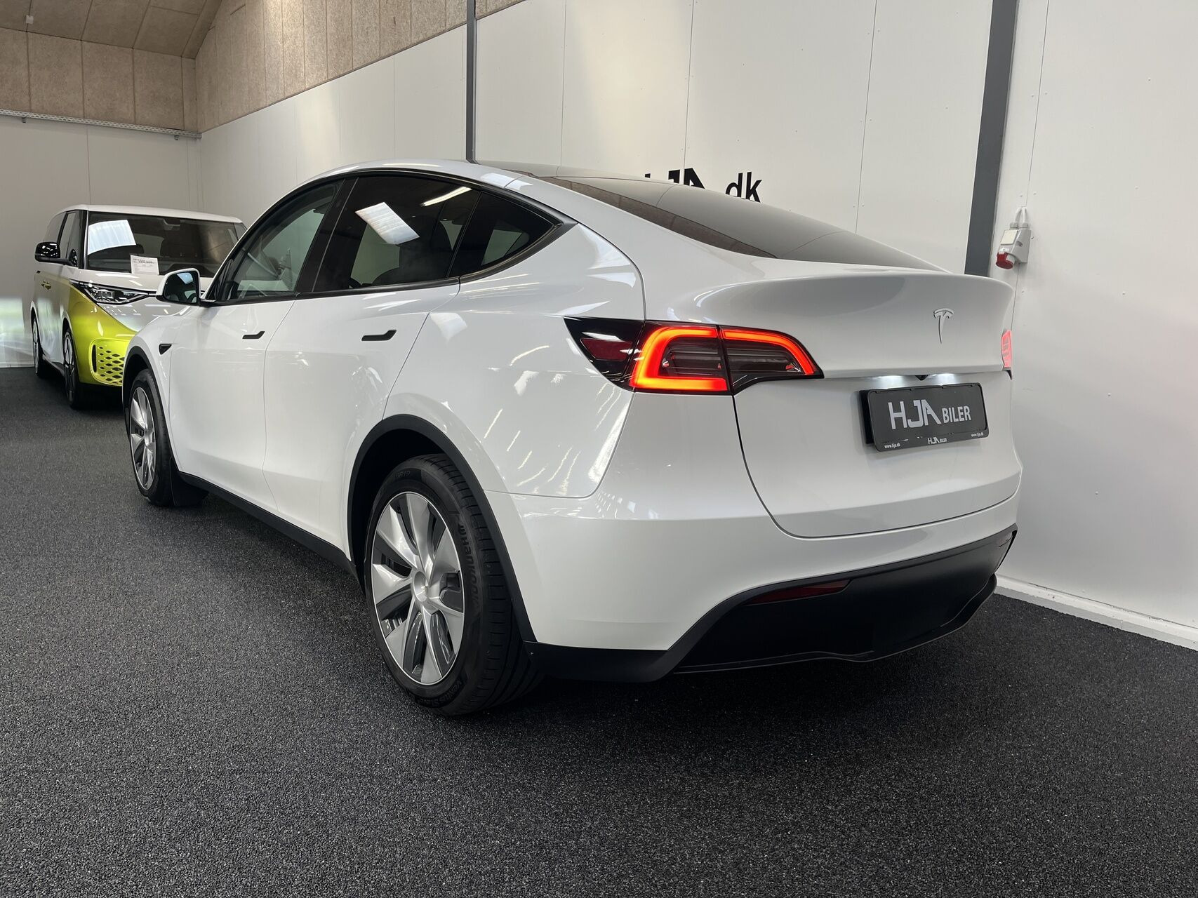 Hvid Tesla Model Y fra 2023