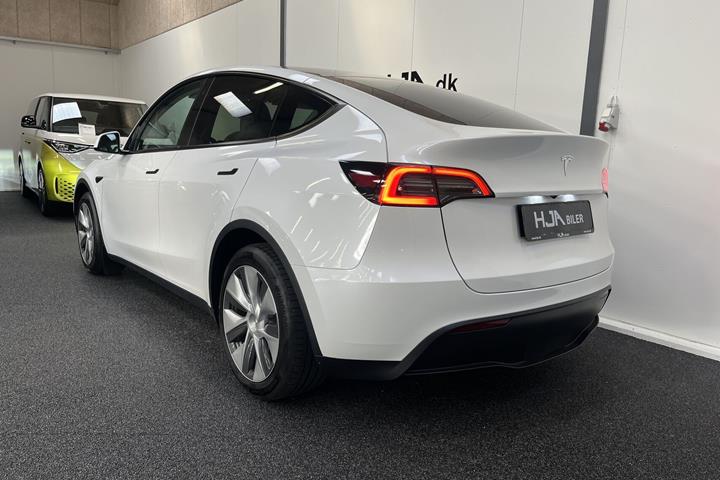 Hvid Tesla Model Y fra 2023
