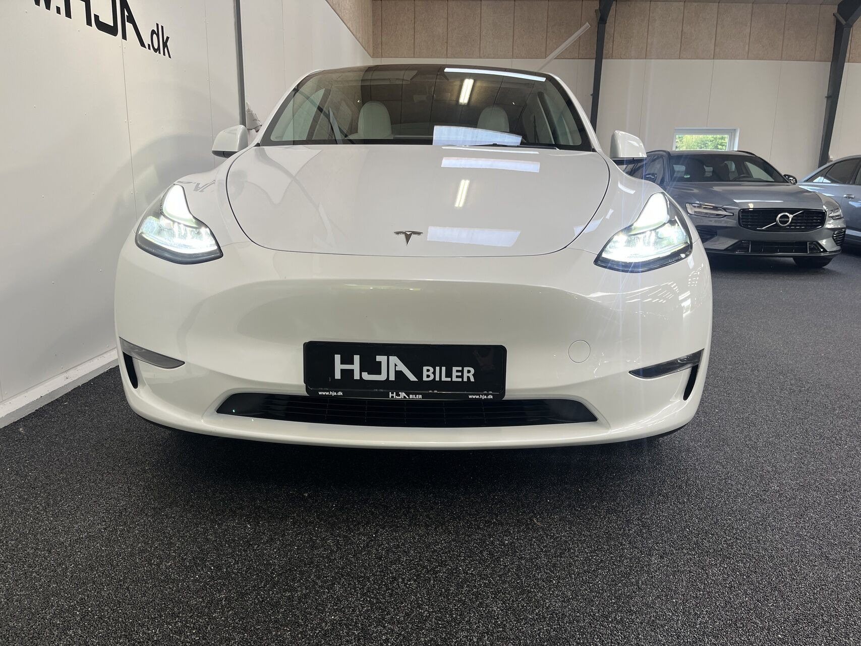 Hvid Tesla Model Y fra 2023