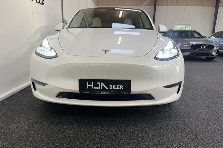Hvid Tesla Model Y fra 2023
