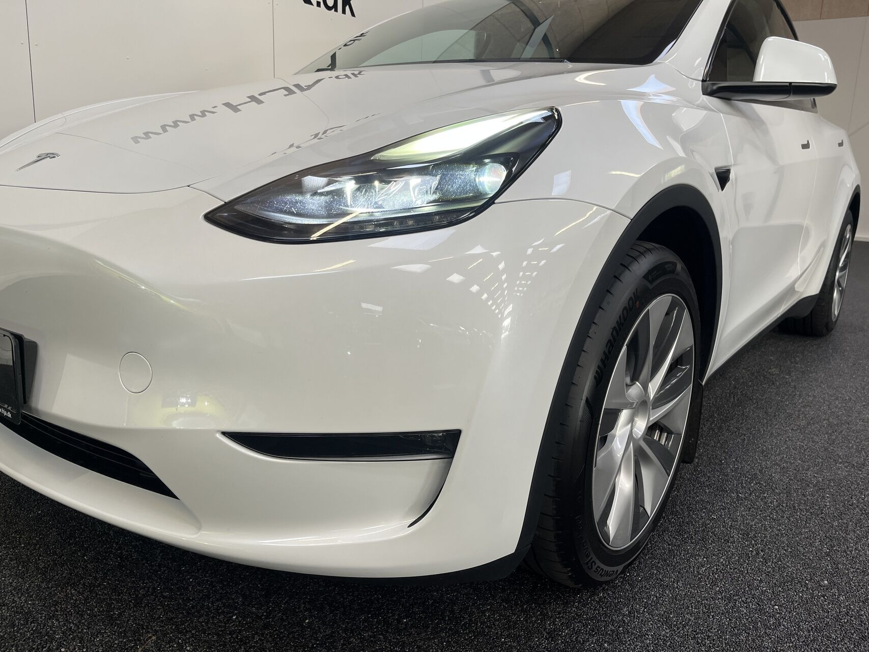 Hvid Tesla Model Y fra 2023