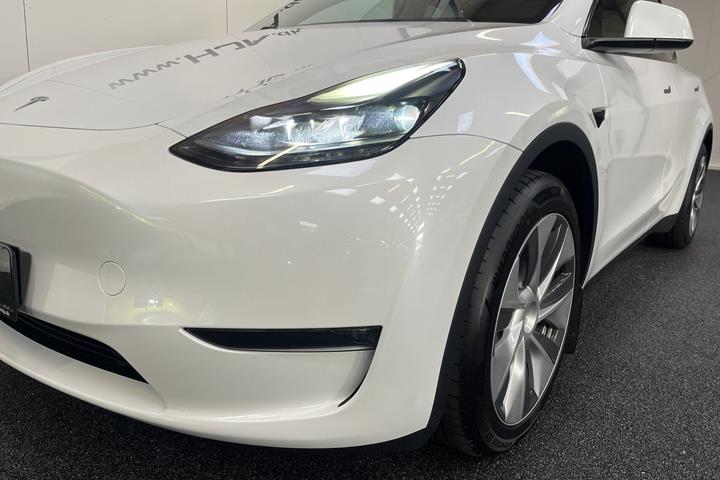 Hvid Tesla Model Y fra 2023