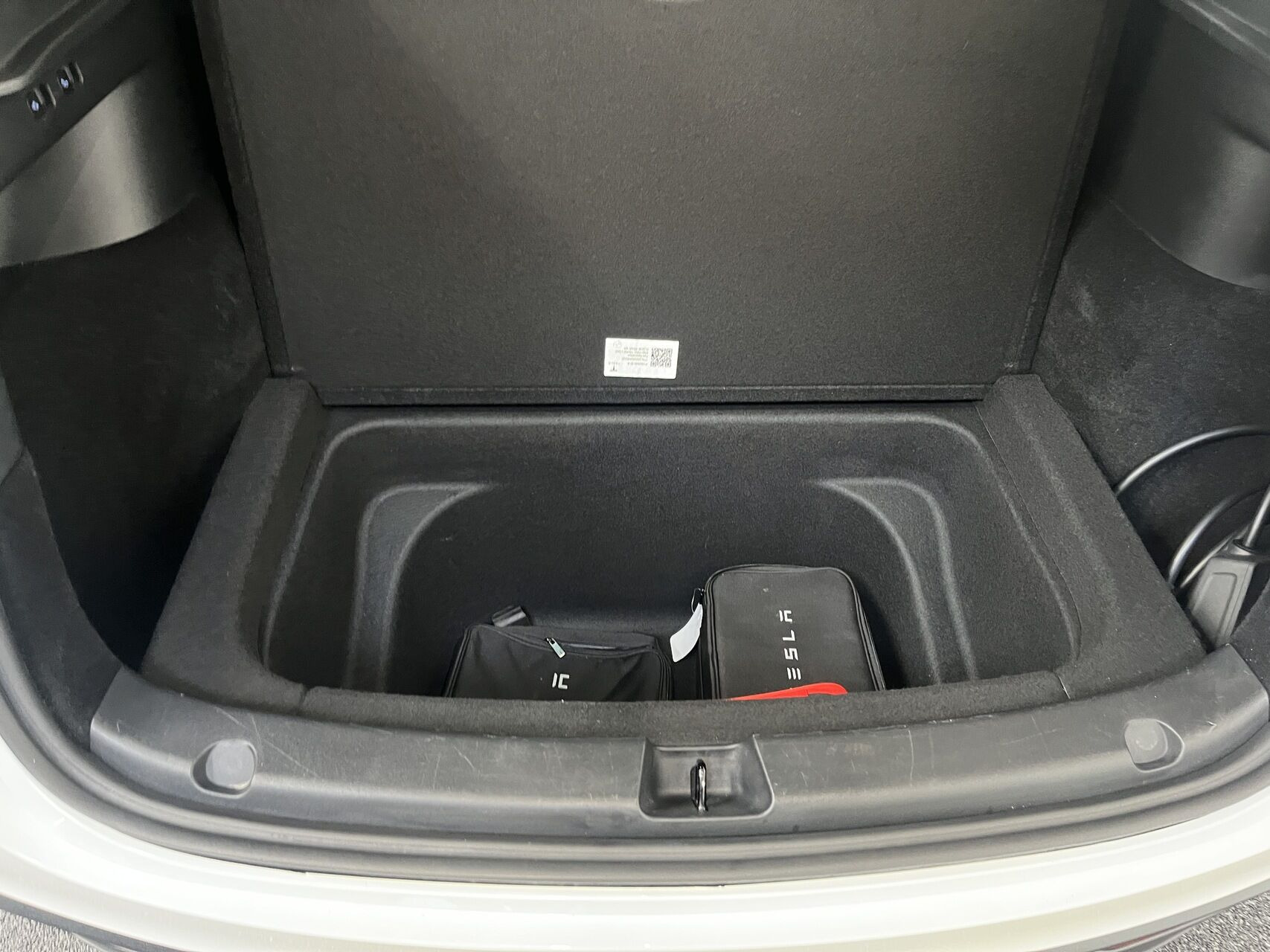 Hvid Tesla Model Y fra 2023