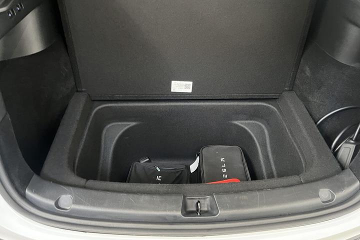 Hvid Tesla Model Y fra 2023