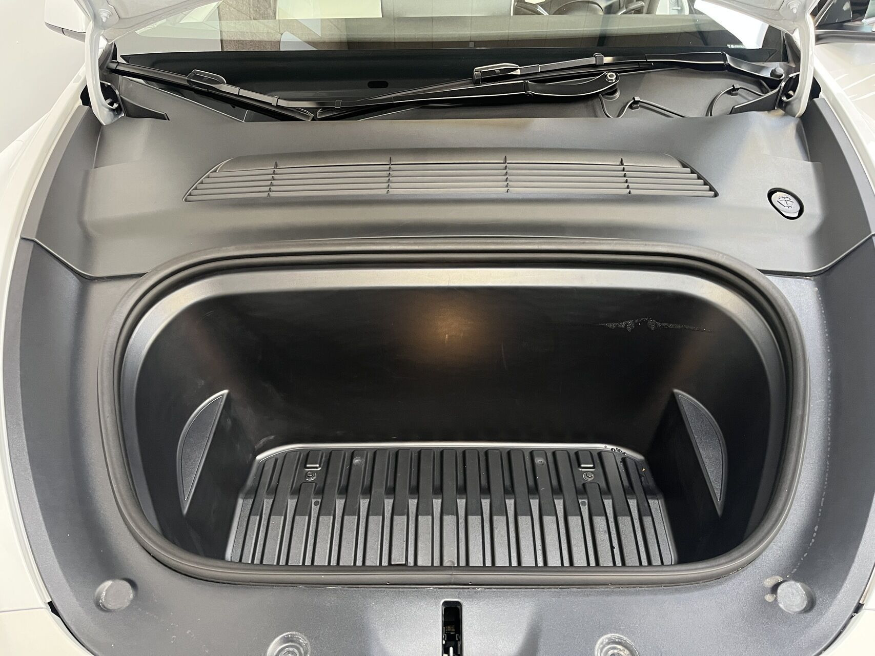 Hvid Tesla Model Y fra 2023