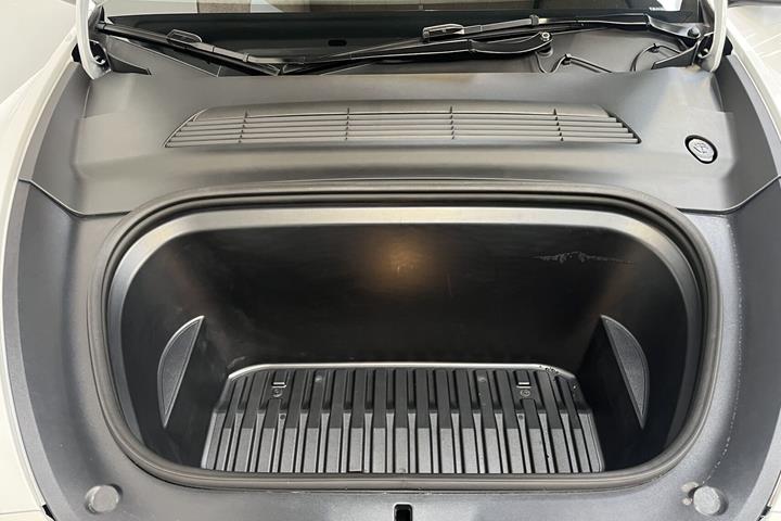 Hvid Tesla Model Y fra 2023