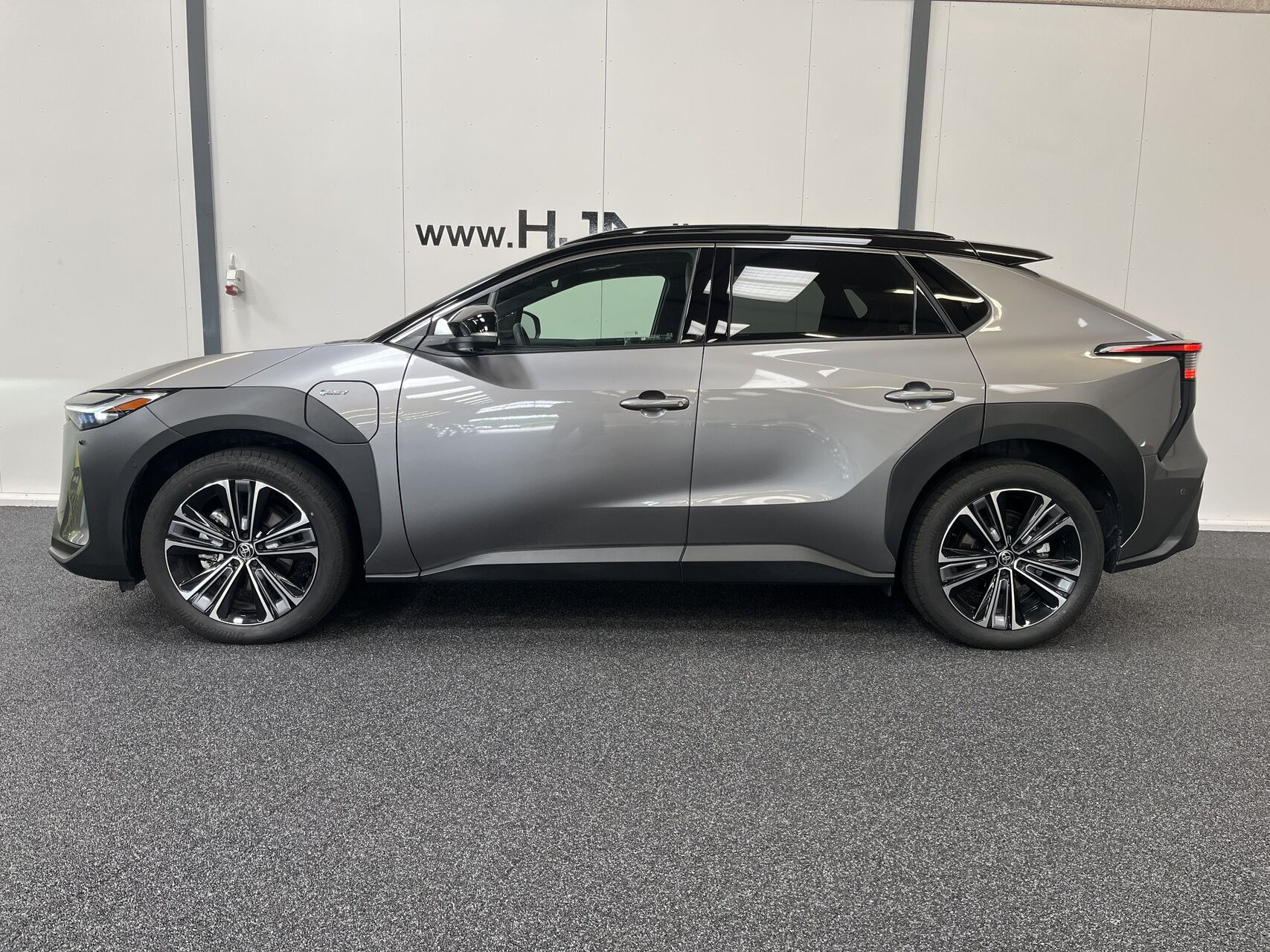 Grå Toyota BZ4X fra 2025
