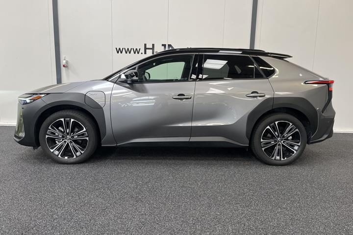 Grå Toyota BZ4X fra 2025