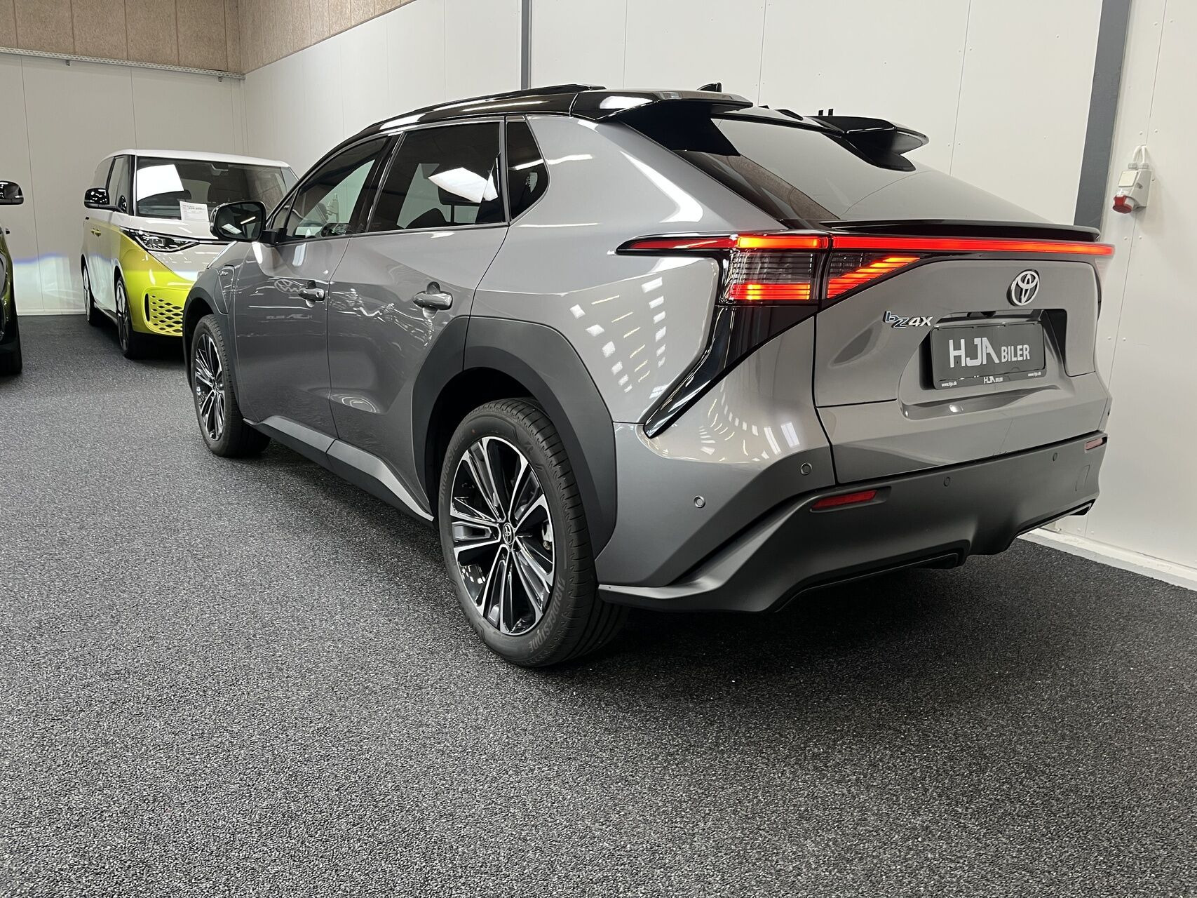 Grå Toyota BZ4X fra 2025
