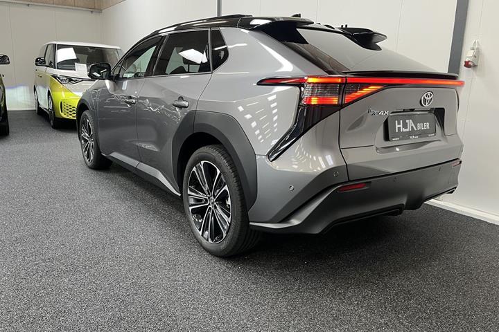 Grå Toyota BZ4X fra 2025