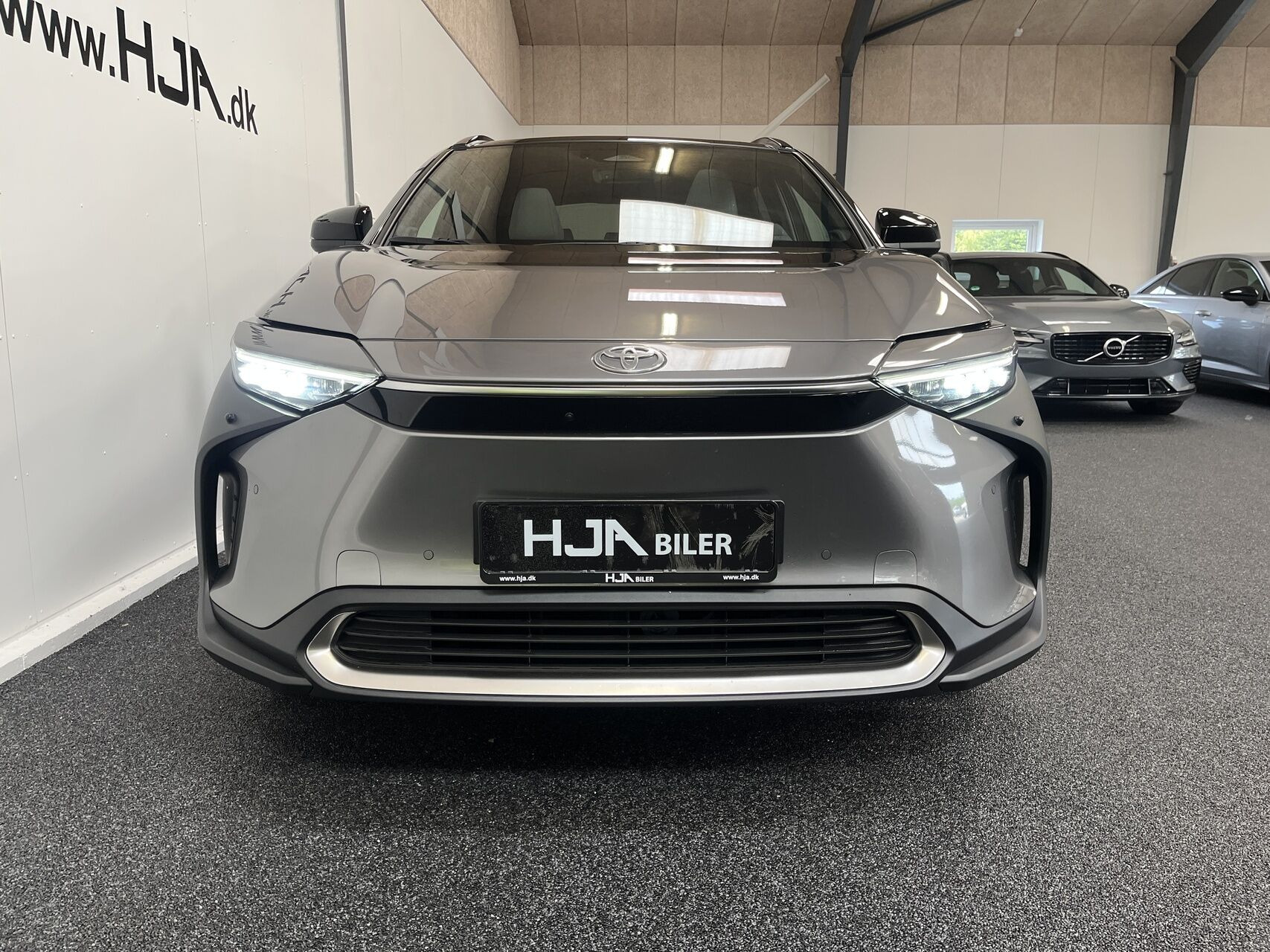 Grå Toyota BZ4X fra 2025
