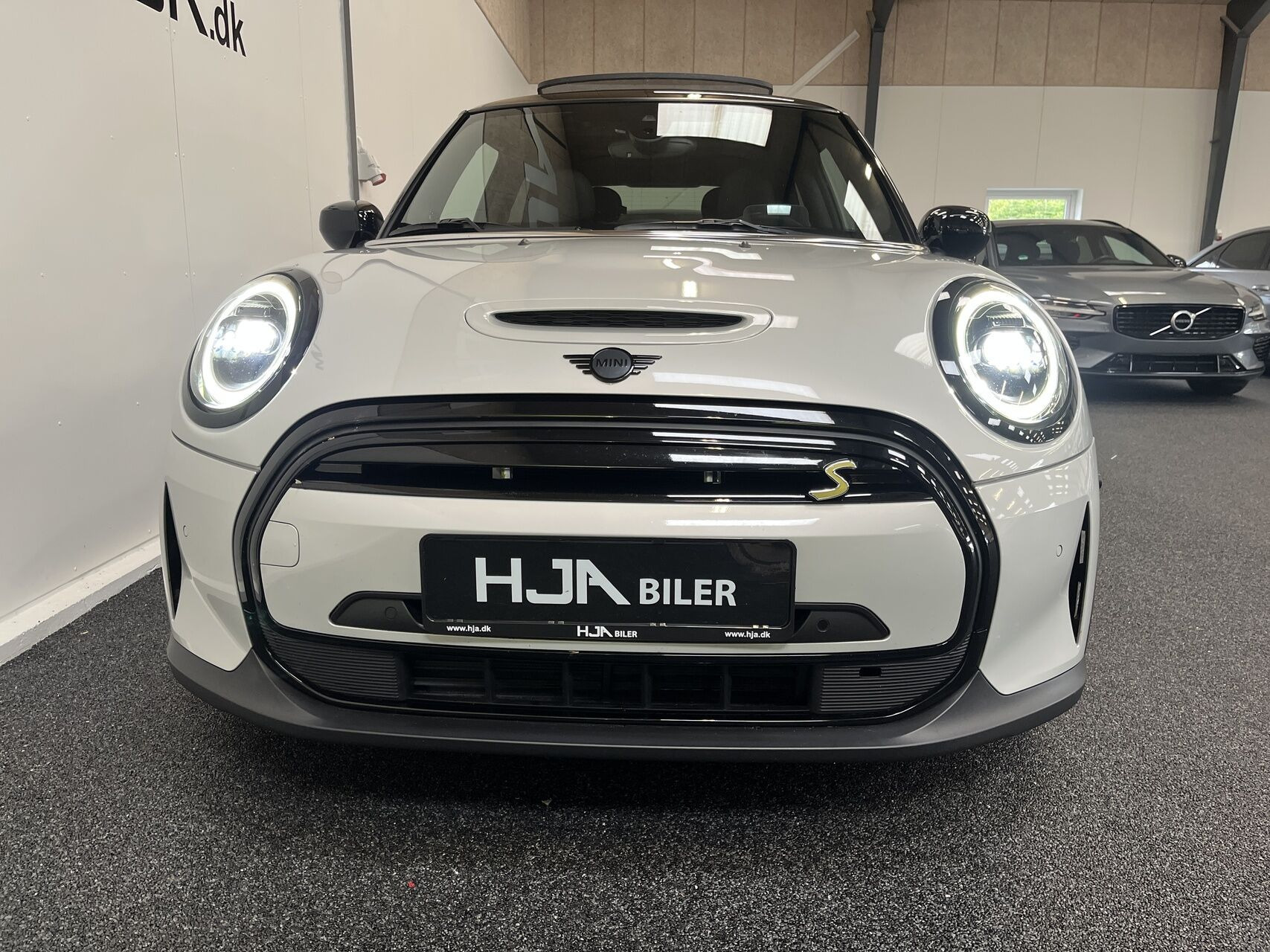 Hvid Mini Cooper fra 2022