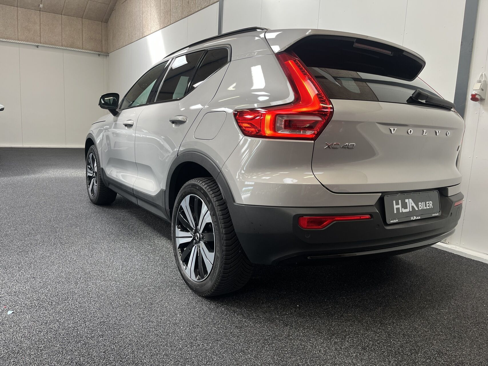 Sølv Volvo XC40 fra 2023