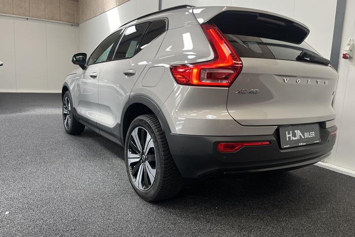 Sølv Volvo XC40 fra 2023