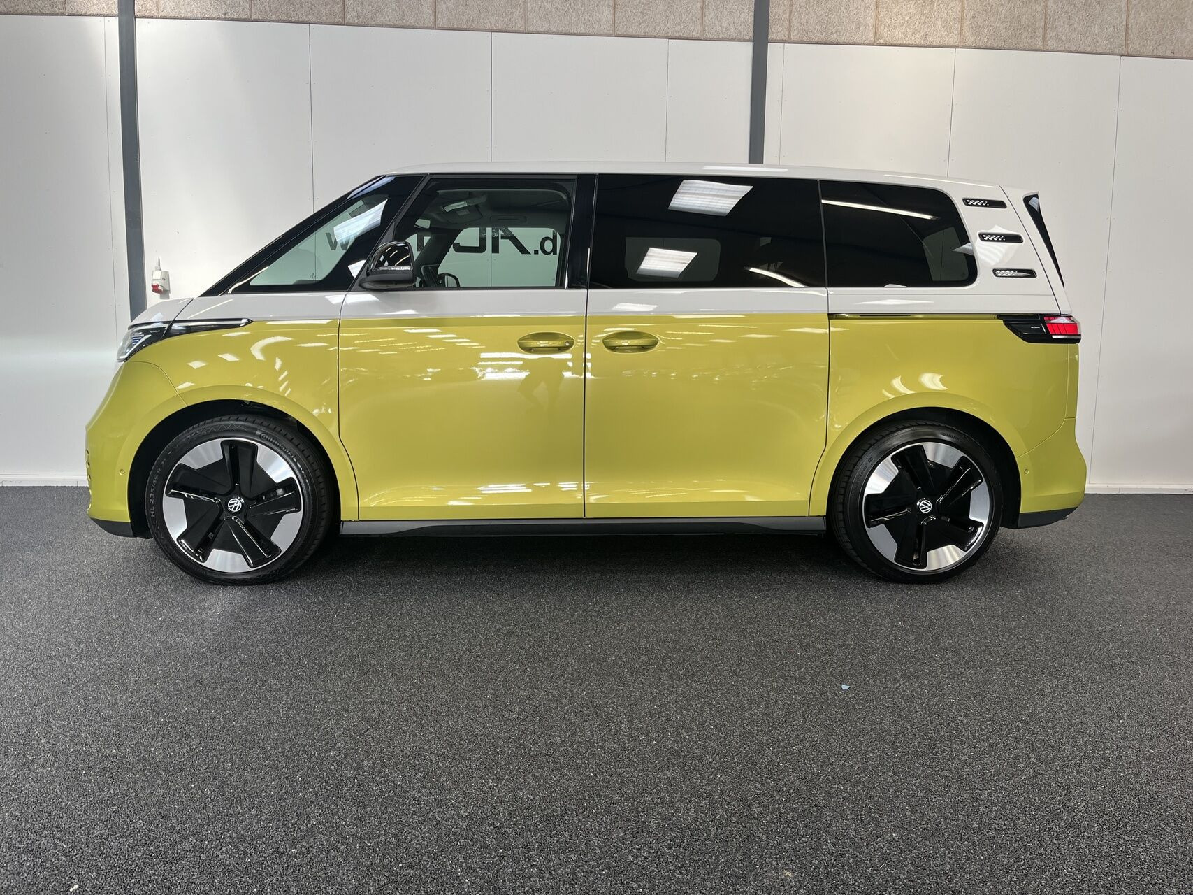 Gul VW ID.Buzz fra 2023