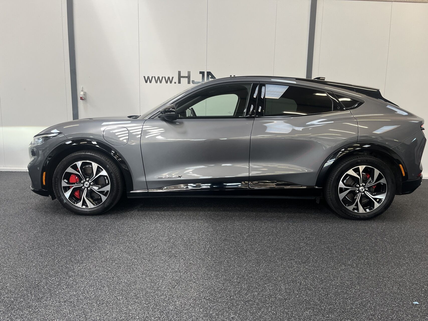 Grå Ford Mustang Mach-E fra 2021