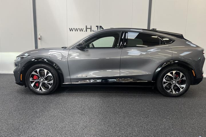 Grå Ford Mustang Mach-E fra 2021