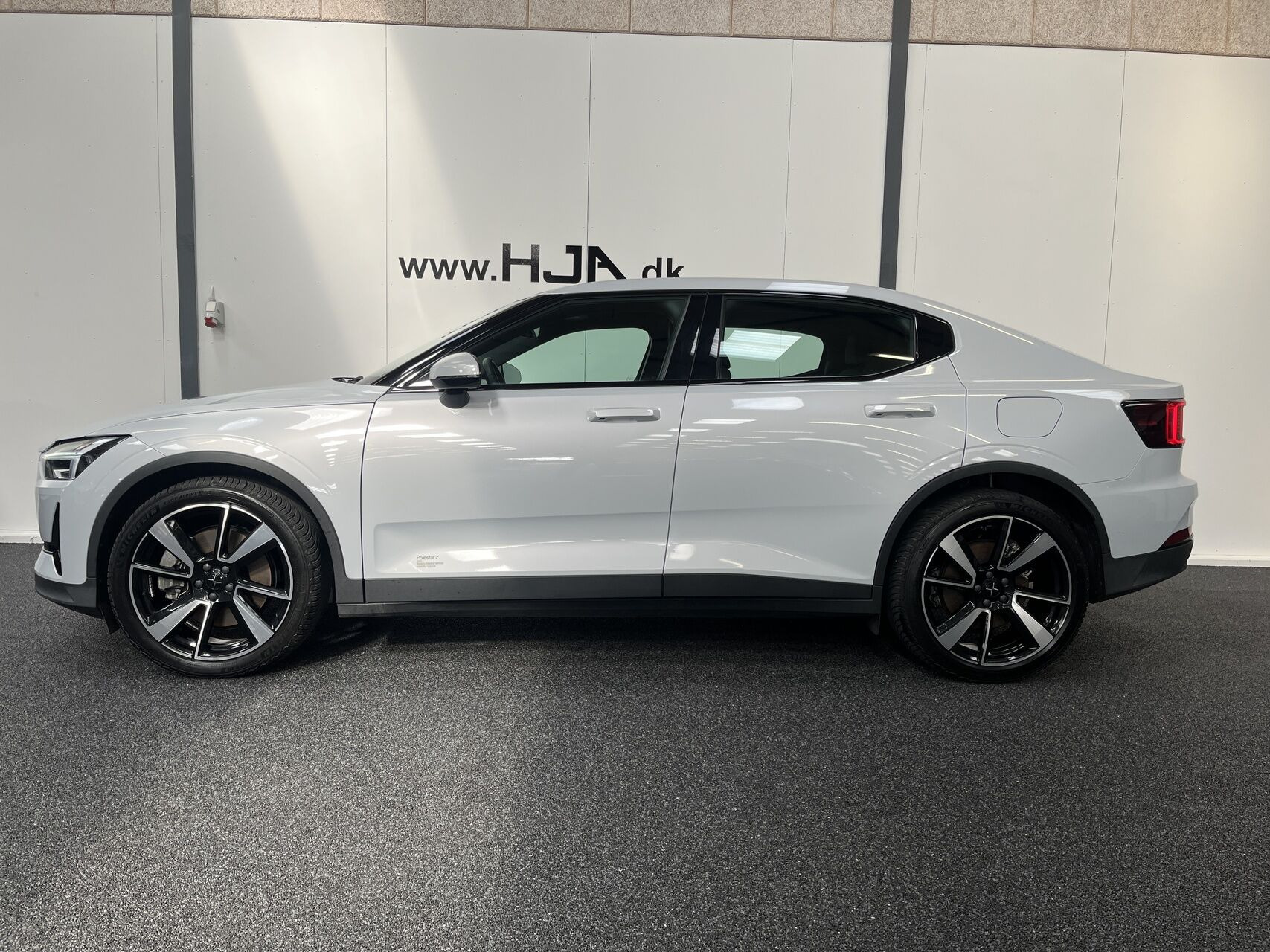 Grå Polestar 2 fra 2023