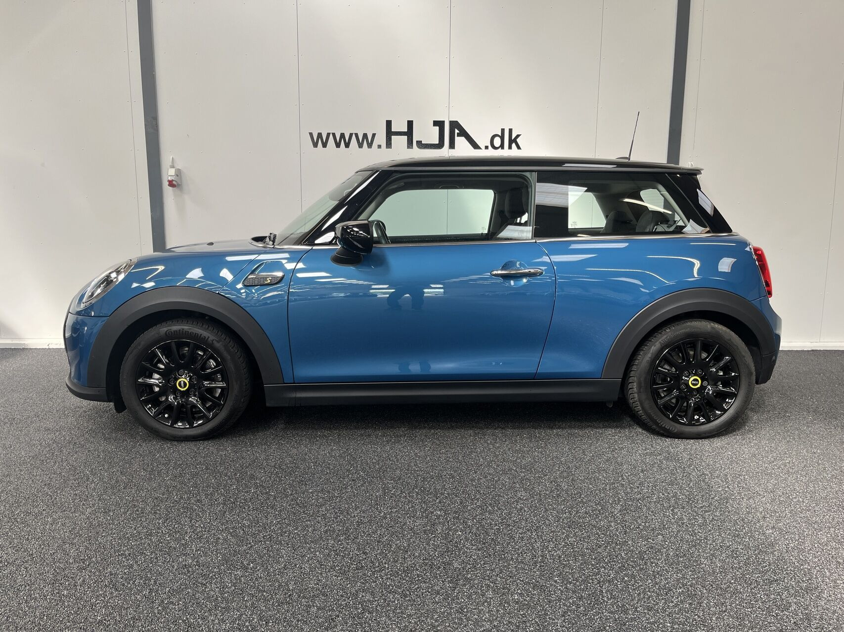Blå Mini Cooper fra 2022