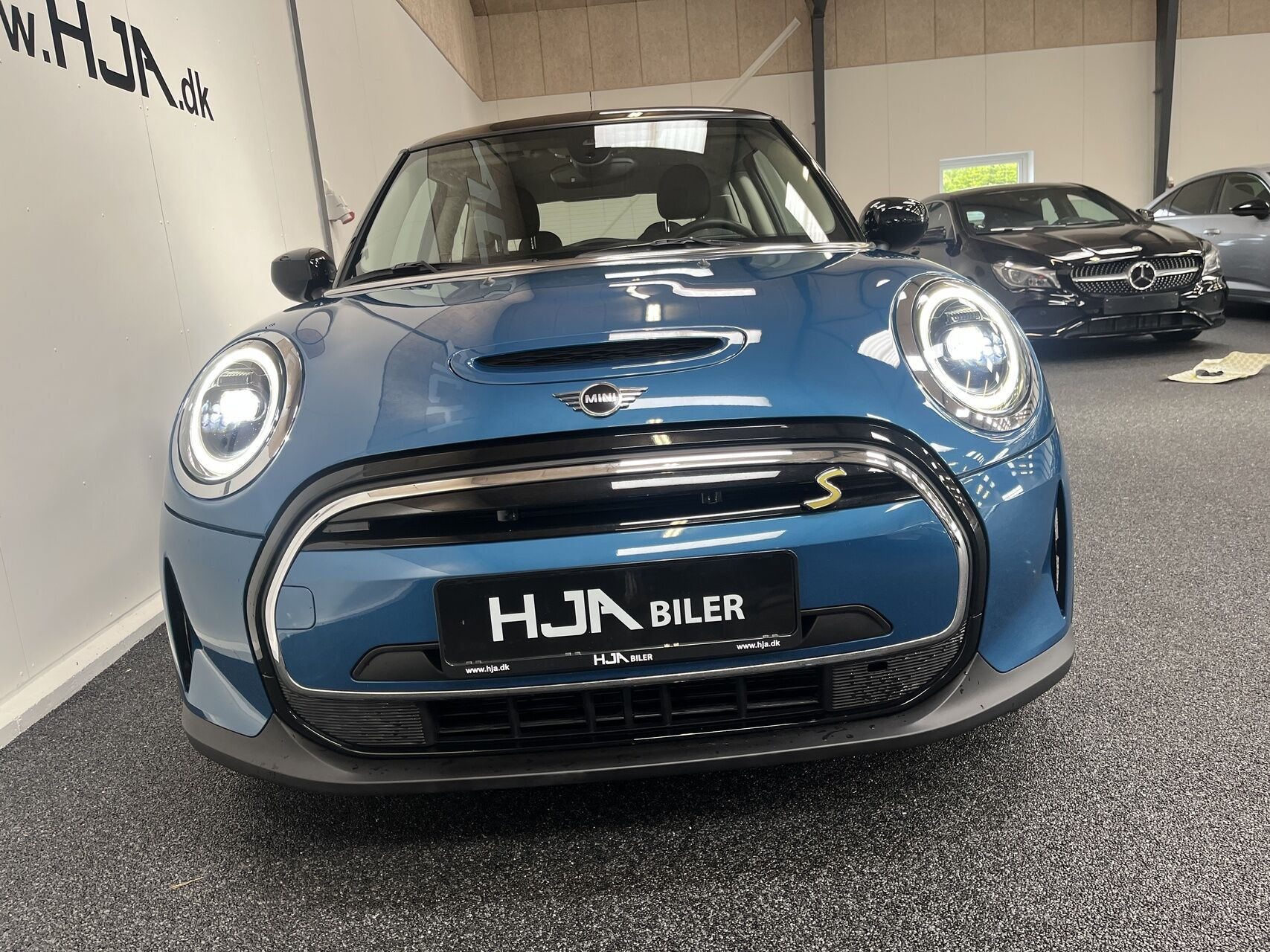 Blå Mini Cooper fra 2022