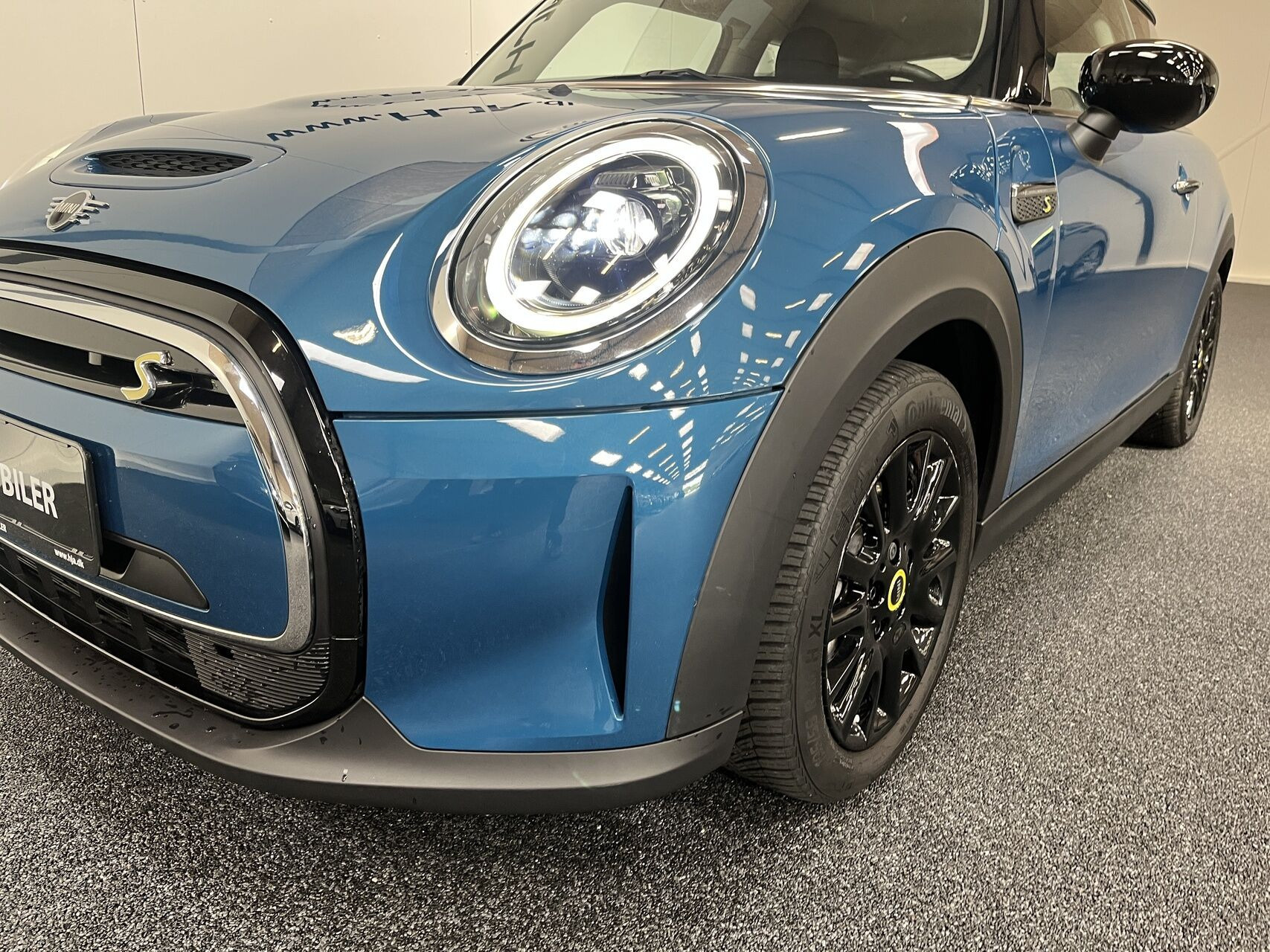 Blå Mini Cooper fra 2022