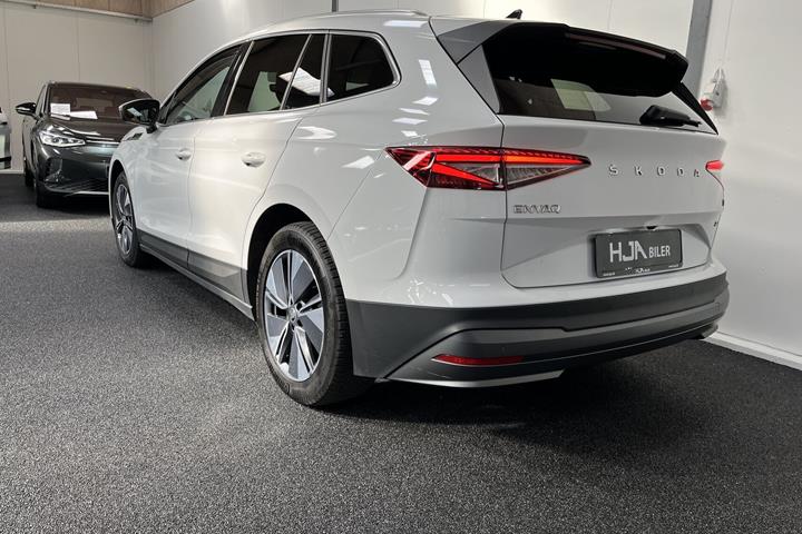 Hvid Skoda Enyaq fra 2022