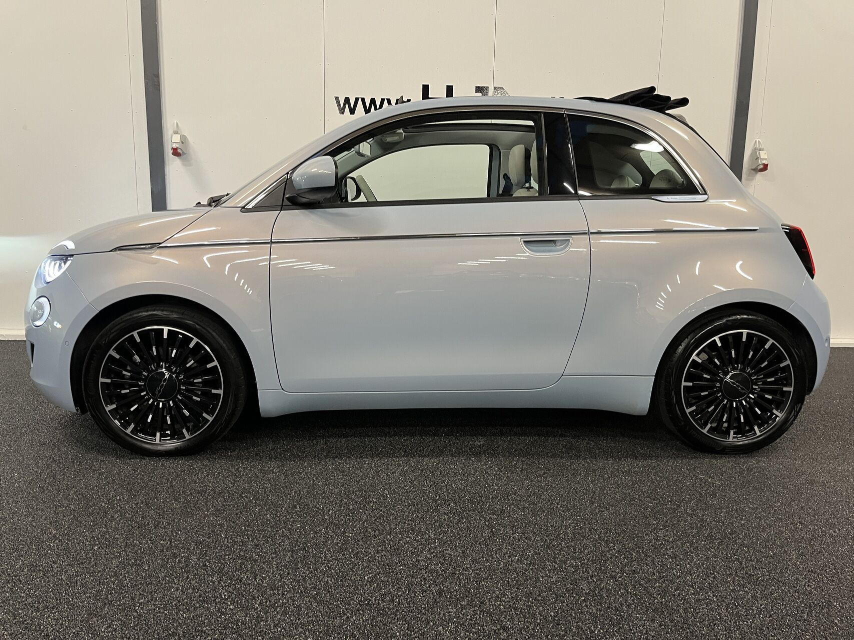 Blå Fiat 500e fra 2022