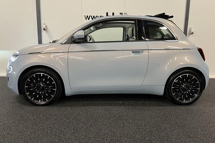Blå Fiat 500e fra 2022