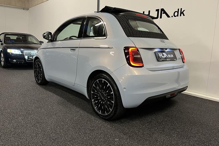 Blå Fiat 500e fra 2022