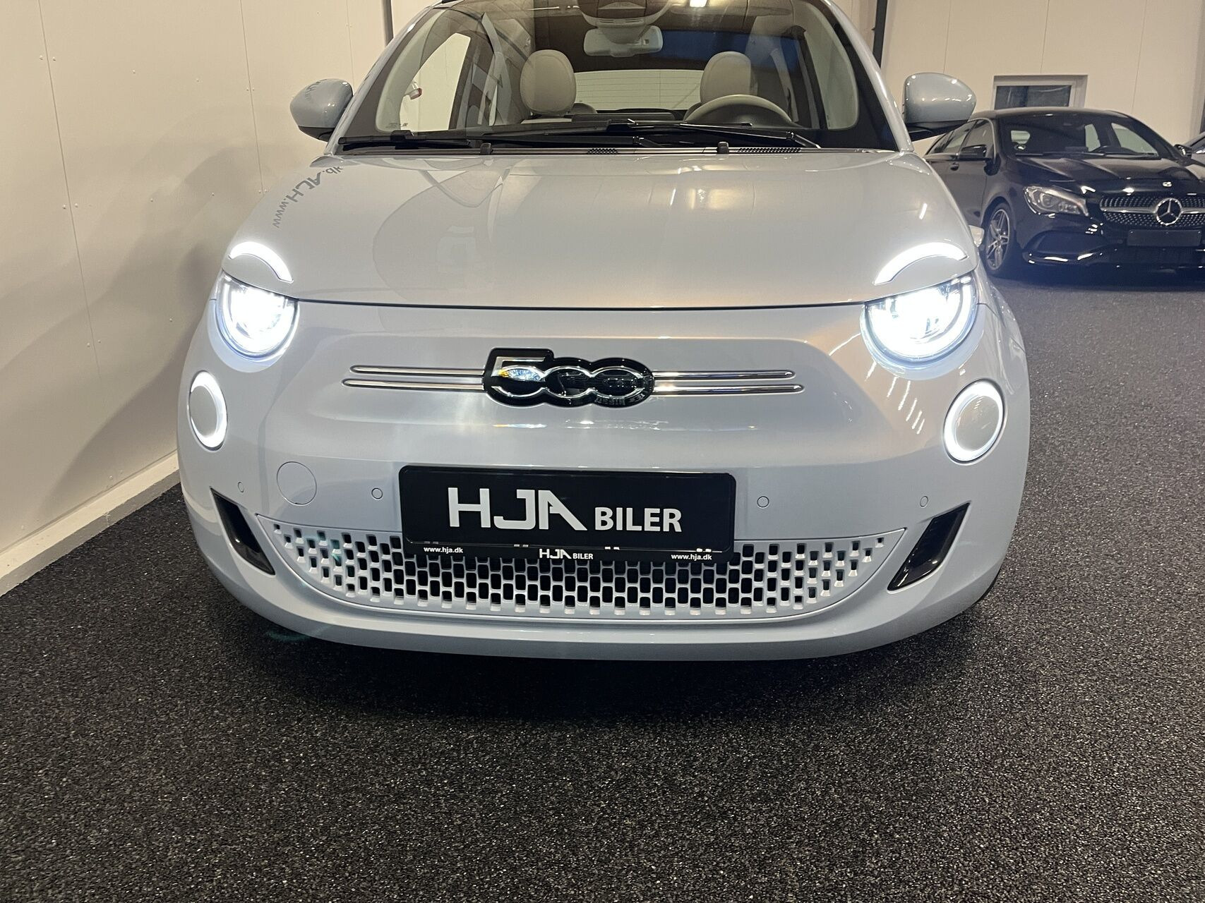 Blå Fiat 500e fra 2022