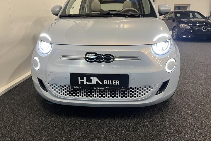 Blå Fiat 500e fra 2022