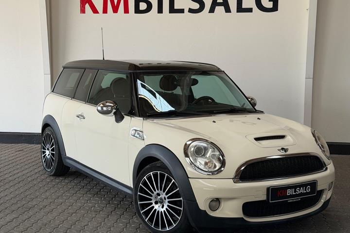 Hvid Mini Clubman Cooper S fra 2007 set udefra