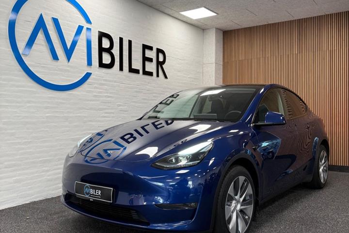 Blå Tesla Model Y fra 2023