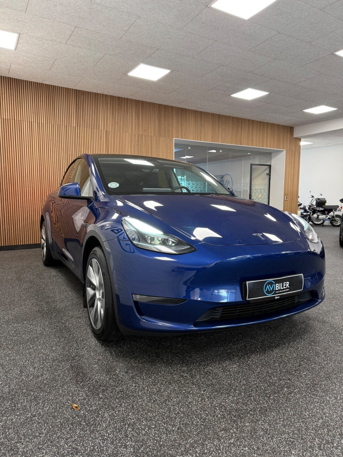 Blå Tesla Model Y fra 2023