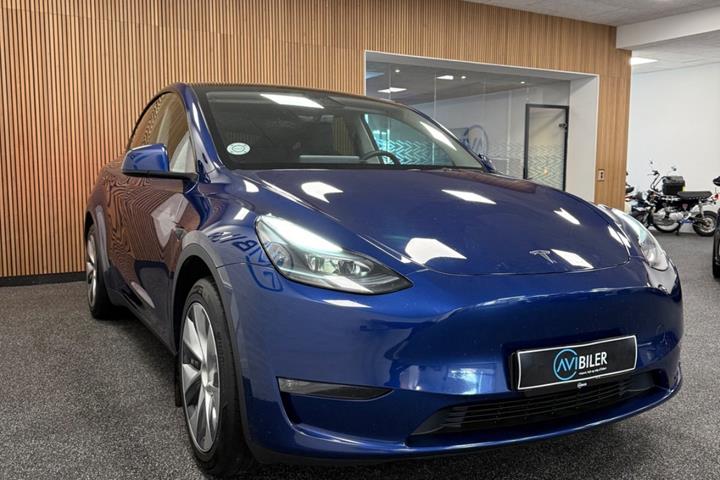 Blå Tesla Model Y fra 2023