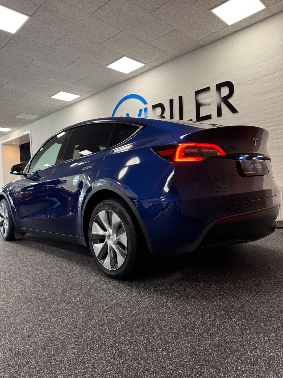 Blå Tesla Model Y fra 2023