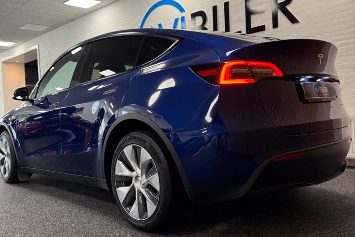 Blå Tesla Model Y fra 2023