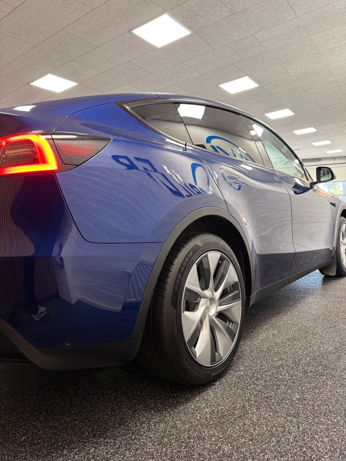 Blå Tesla Model Y fra 2023