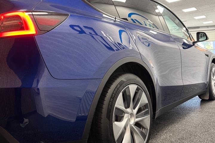 Blå Tesla Model Y fra 2023