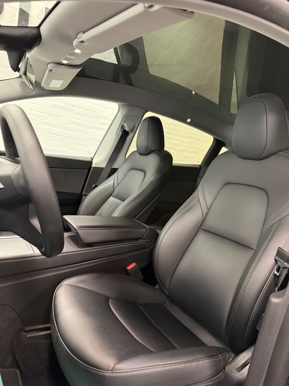 Blå Tesla Model Y fra 2023