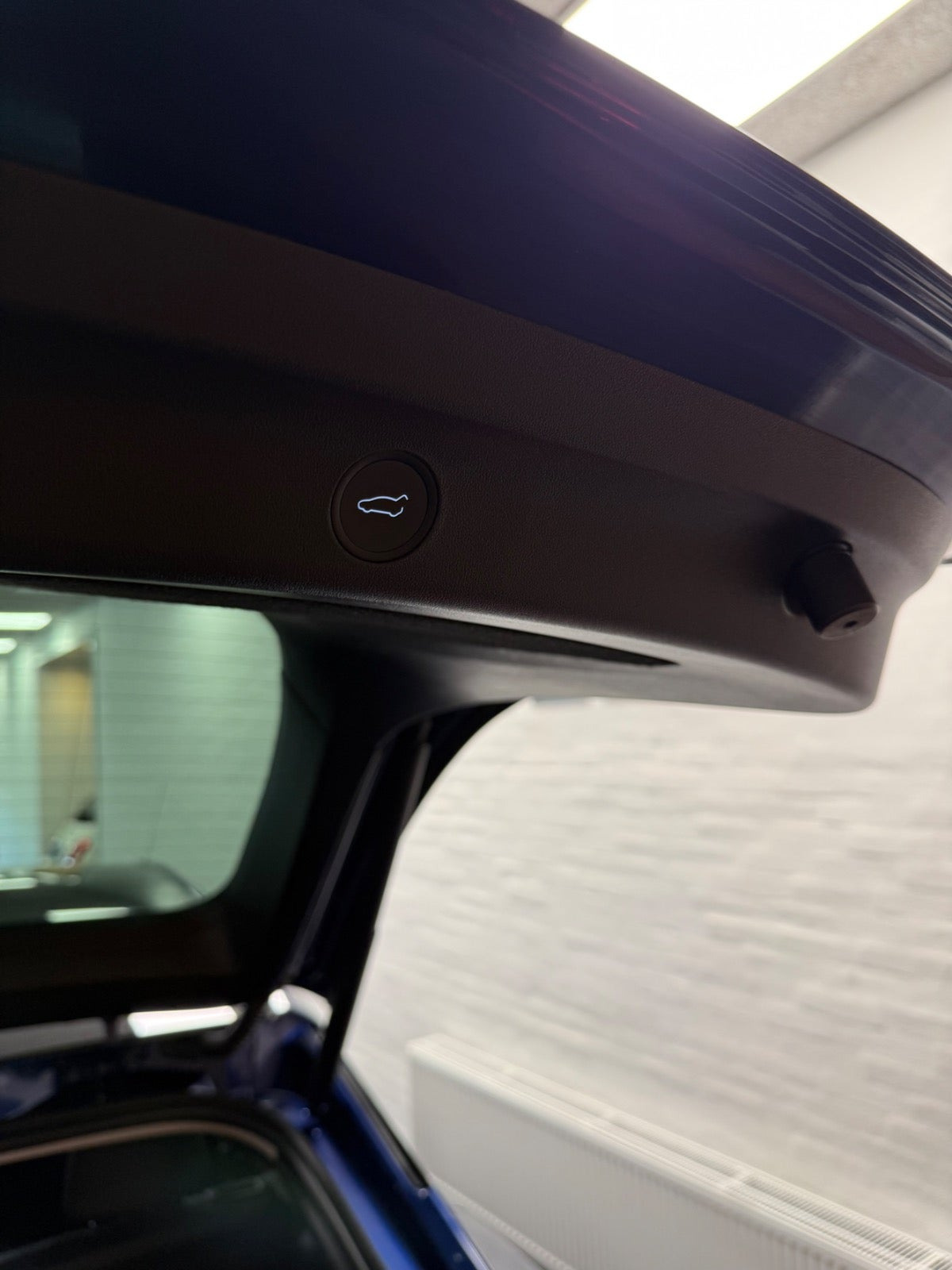 Blå Tesla Model Y fra 2023