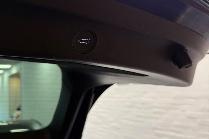 Blå Tesla Model Y fra 2023
